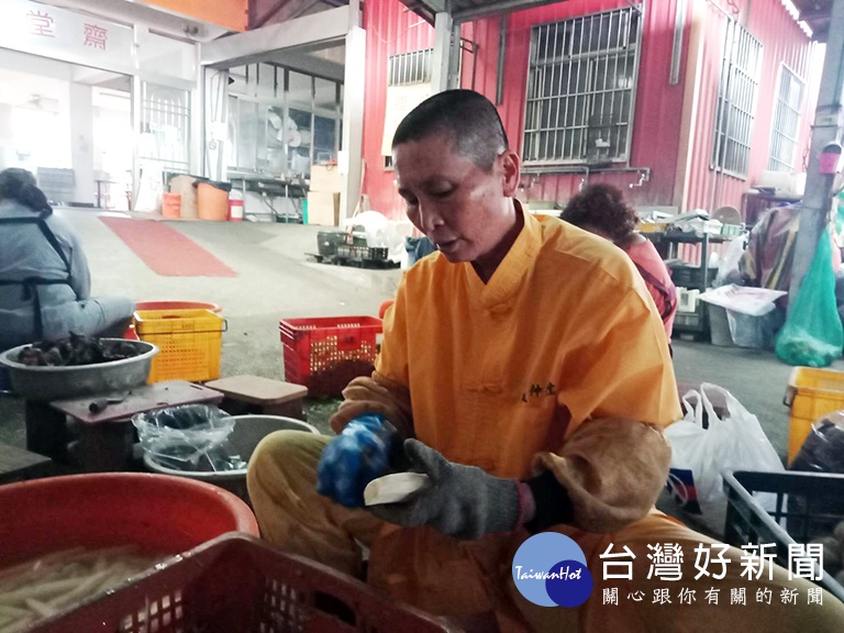 ▲每天親自切菜下廚,為朝山香客準備齋食的石頭廟住持釋天樺師父。(圖/記者范文濱攝)
