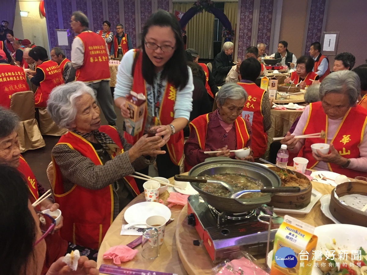 華山名間站長張珮嫺和義工群為長輩服務。(記者扶小萍攝)