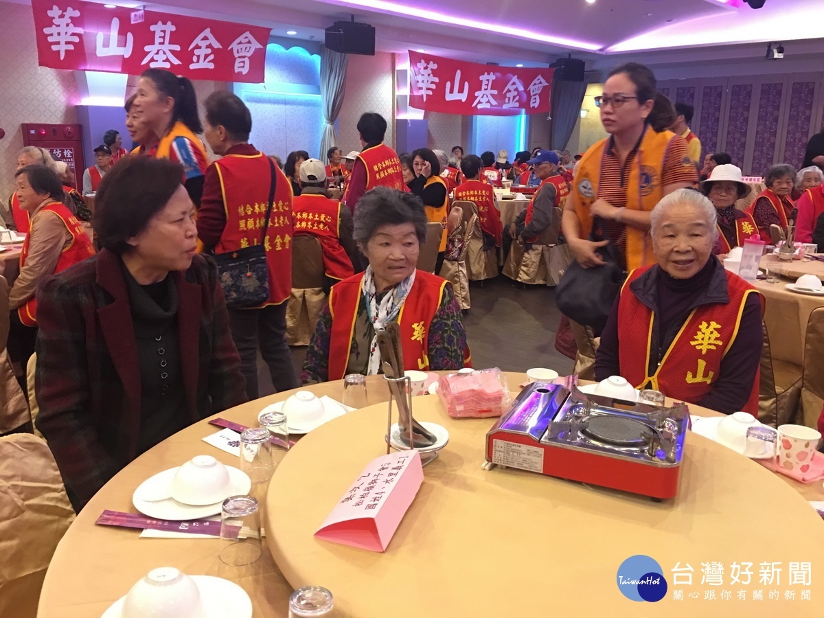 市長宋懷琳關懷長輩好暖心。(記者扶小萍攝)