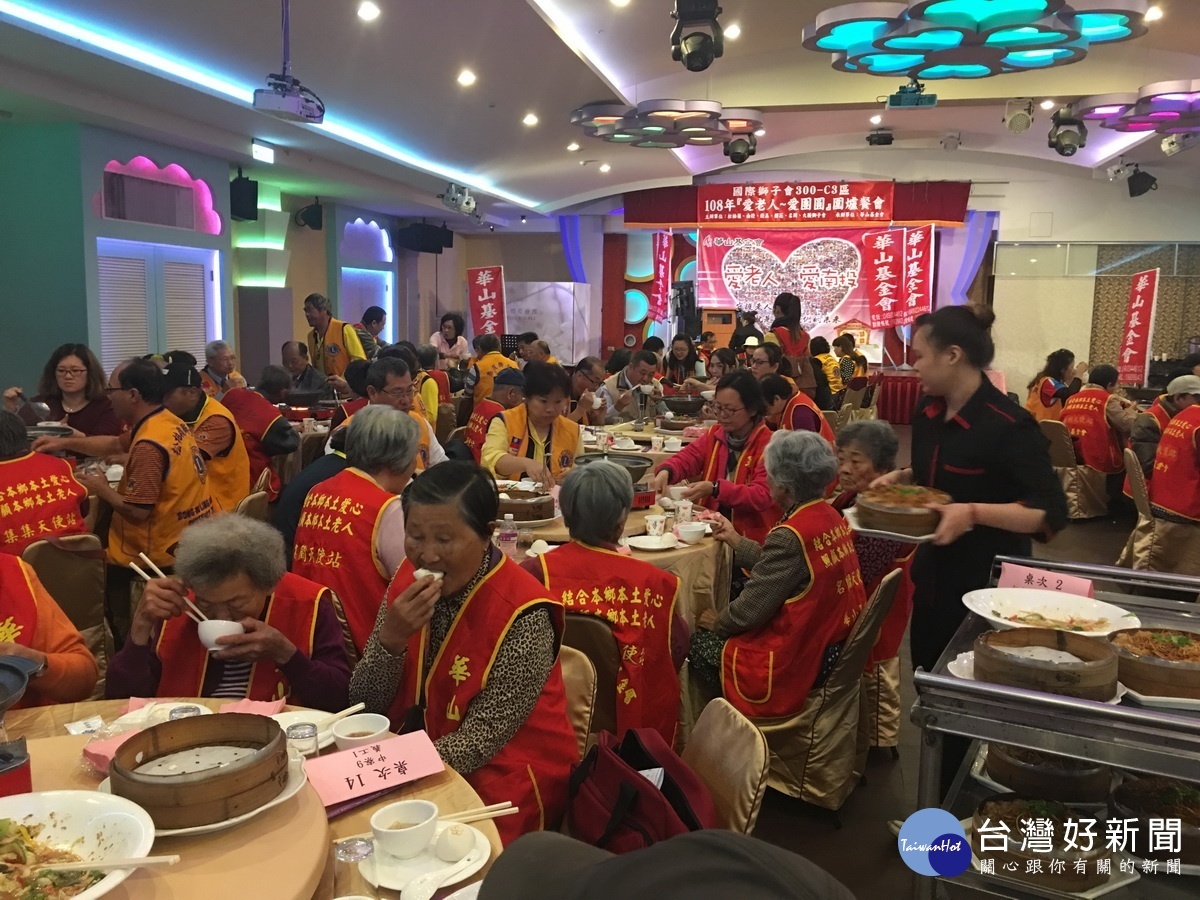 很多長輩平素少與人互動難得有機會享用美食。(記者扶小萍攝)