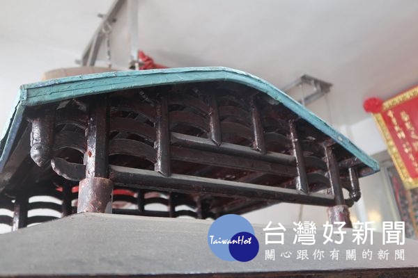 北港百年藝陣金聲順開路鼓一座早期鼓亭斗拱十分特殊,經專家鑑定為台灣少有的「軟水式」技法,對歷史研究具有很重要的參考價值。(記者陳昭宗拍攝)