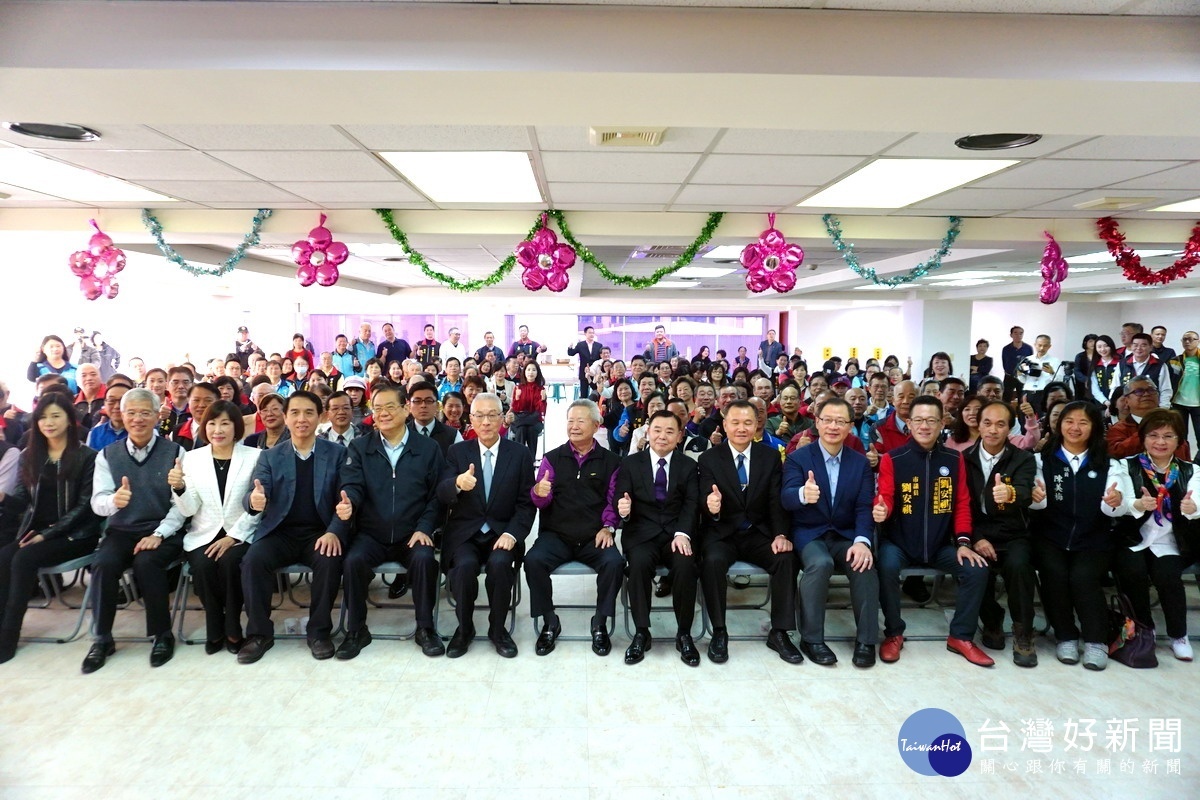 中國國民黨主席吳敦義參加「2018桃園市五合一選舉主席感恩茶會」，和與會來賓合影。