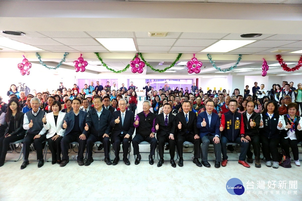 中國國民黨主席吳敦義參加「2018桃園市五合一選舉主席感恩茶會」,和與會來賓合影。
