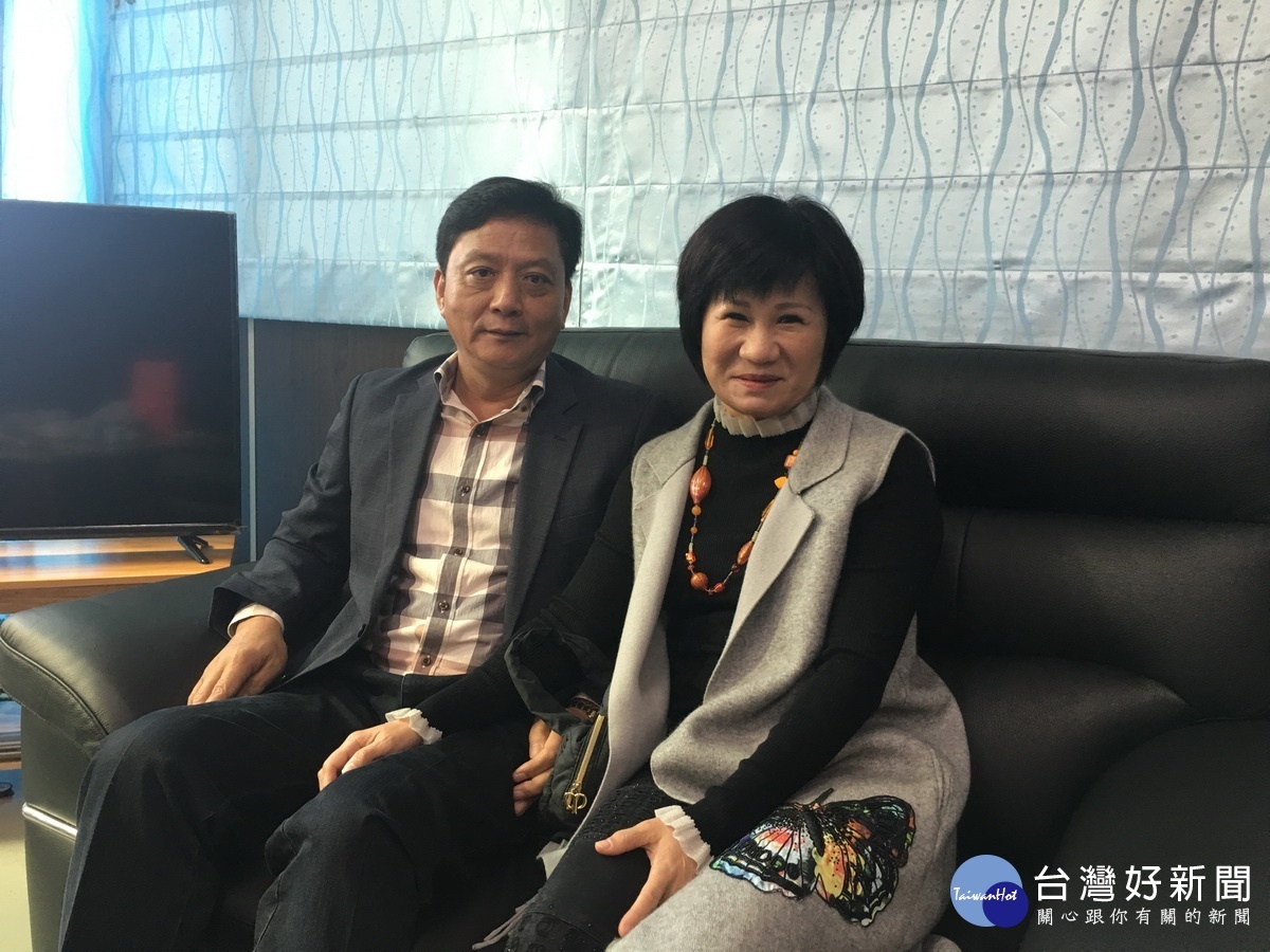 陳麗華對簡議員的幫助非同小可,親自步行拜票。(記者扶小萍攝)
