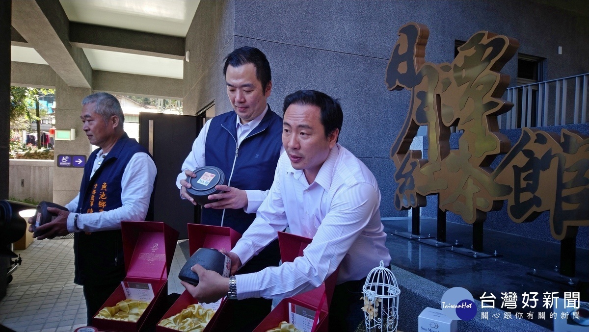 理事長劉啟行說明茶甕的刻字及罐上唯一之編號，絕對具備公信與價值。〈記者吳素珍攝〉