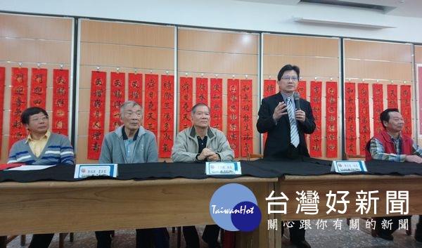 北港農工校長廖宏瑩邀請前任校長王金樑及陳池源、廖明亮、楊喜貯等書法家蒞臨歡喜揮毫,祝福全校師生並帶領大家迎接豬年的到來。(記者陳昭宗拍攝)