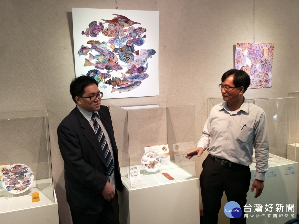 彰化市長林世賢（右）參觀「彩瓷風華」林俊佑師生瓷繪創作展。圖／記者鄧富珍攝