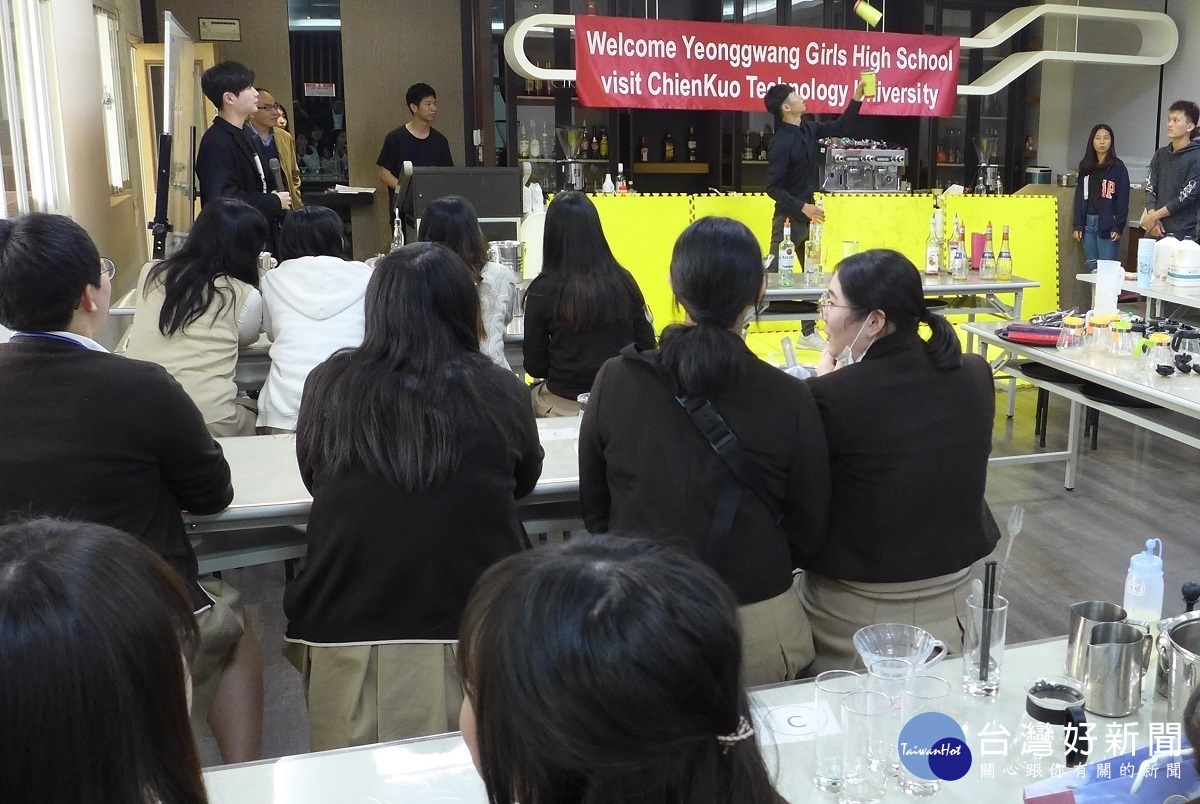 觀光系學生表演花式調酒吸引韓國女學生的目光。