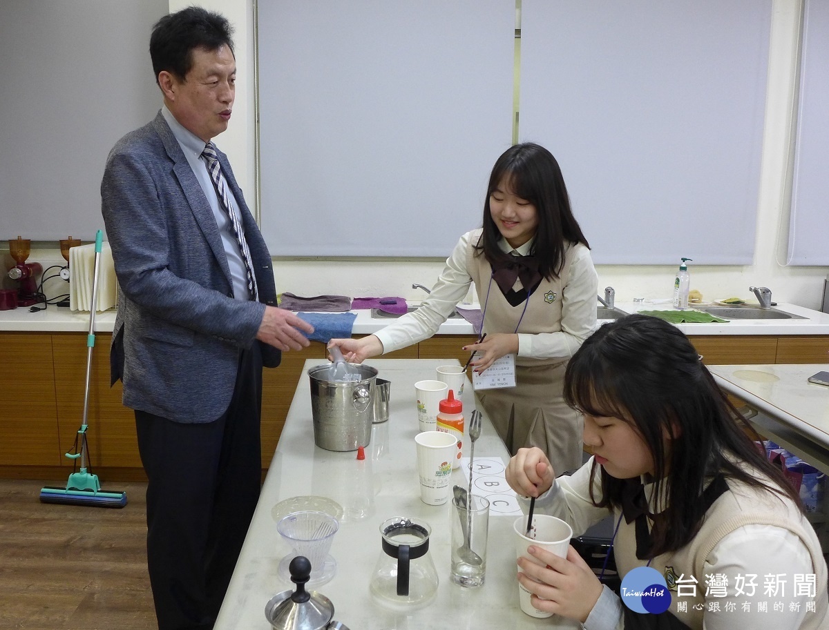 觀光系學生表演花式調酒吸引韓國女學生的目光。