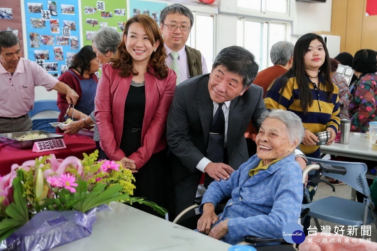 陳部長肯定家庭照顧者關懷協會為老人帶來真心歡樂。（家照提供）