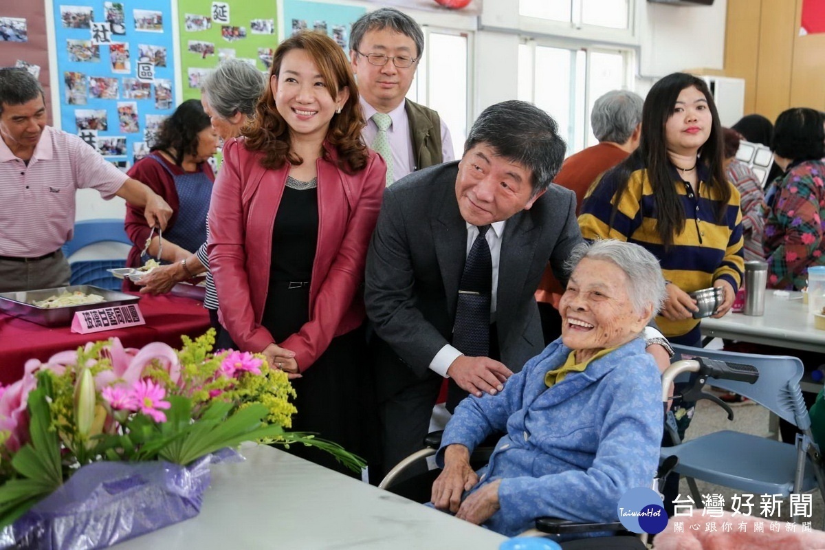 陳部長肯定家庭照顧者關懷協會為老人帶來真心歡樂。(家照提供)