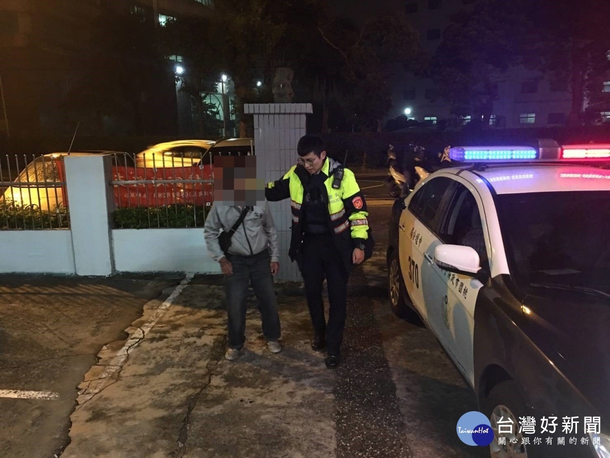 老翁不願拋下自己的三輪車,員警將車騎回派出所,老翁才願意配合。