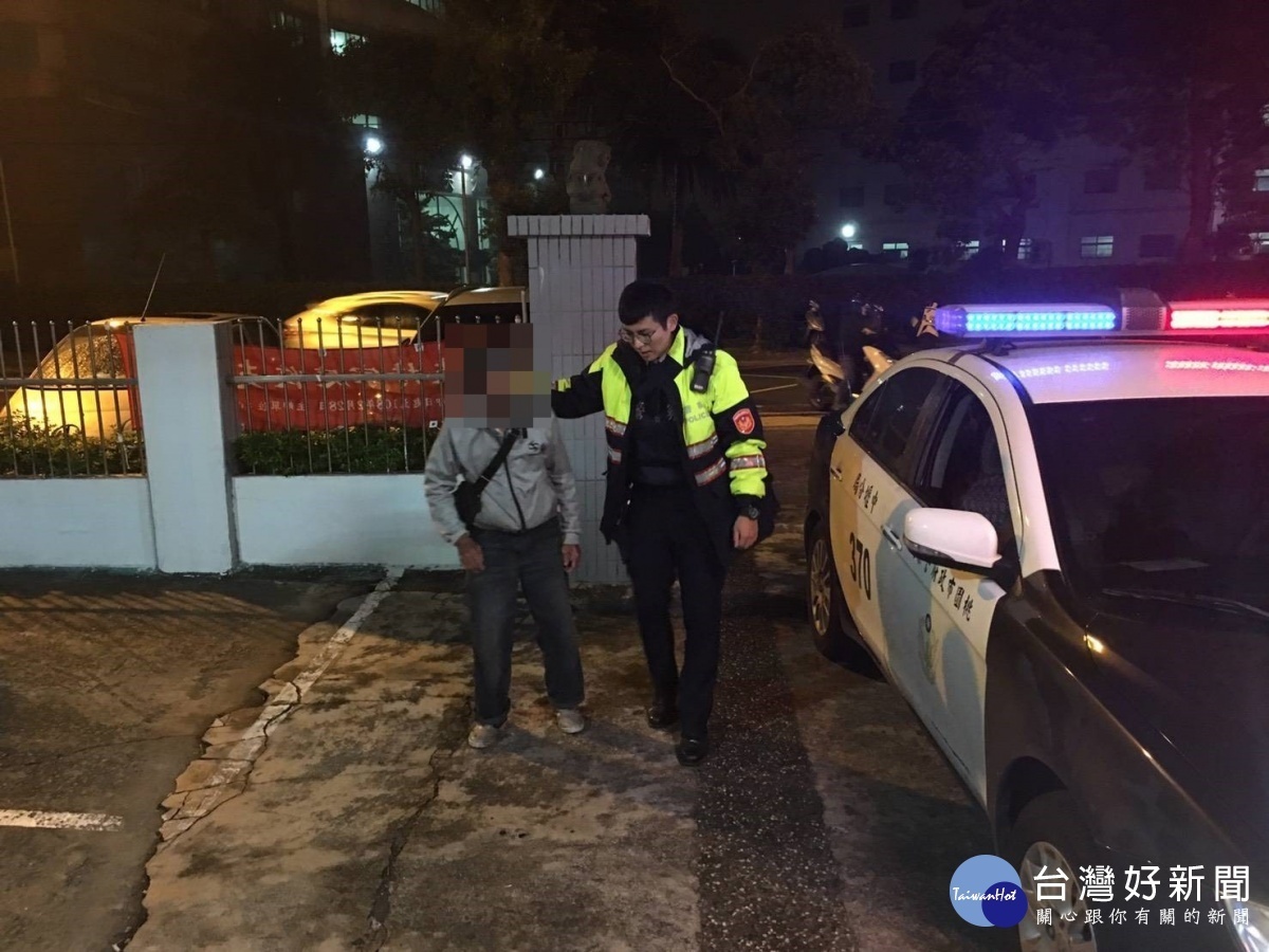 老翁不願拋下自己的三輪車，員警將車騎回派出所，老翁才願意配合。