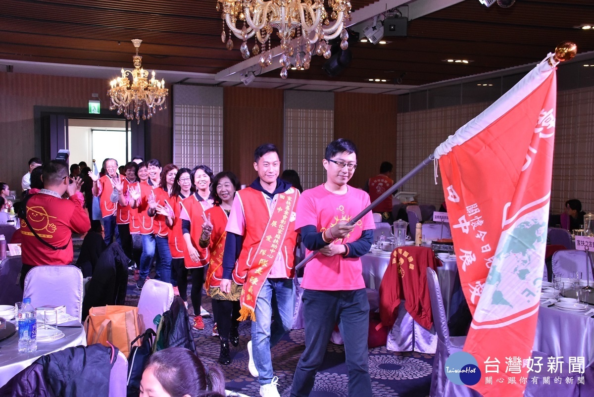 家扶志工隊會長交接暨春節聯歡活動,志工隊伍出場。