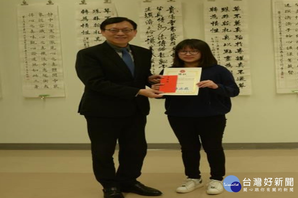 李泳龍校長表揚長榮獎得獎學生。