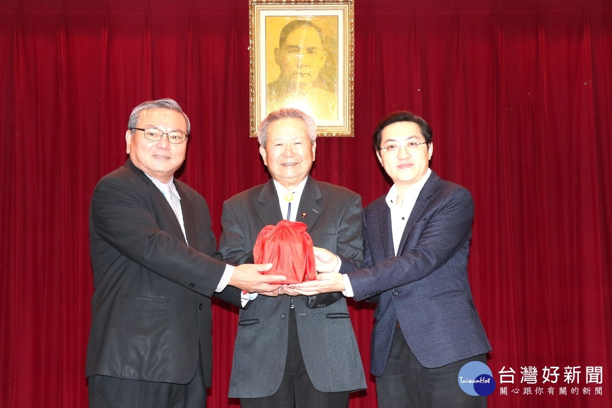 桃園市議會國民黨團新任書記長梁為超在桃園市黨部主委楊敏盛的監交中,由卸任書記長林正峰手中接下印信。