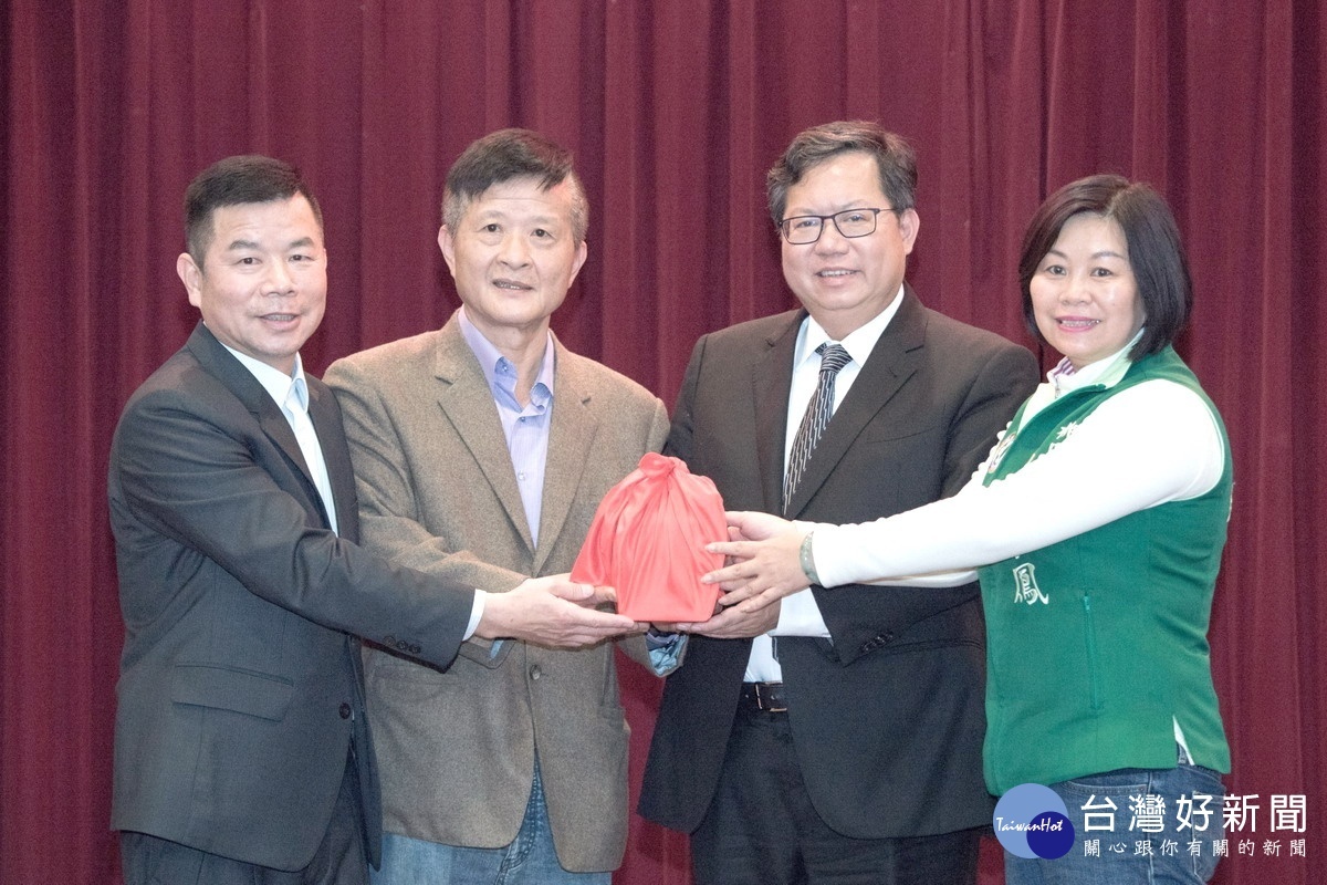民進黨團總召交接,前任總召許清順、桃園市黨部主委張火爐、桃園市長鄭文燦、新任總召呂林小鳳。