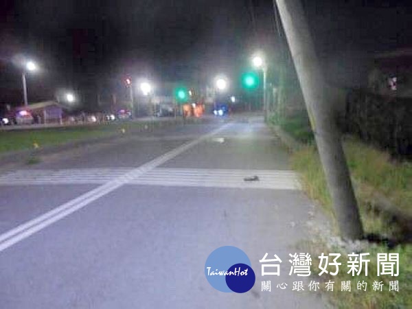 男子酒後駕車不勝酒力，把路旁的電線桿撞得傾斜位移，警方獲報立即協助交管並當場逮人送辦。（記者陳昭宗拍攝）