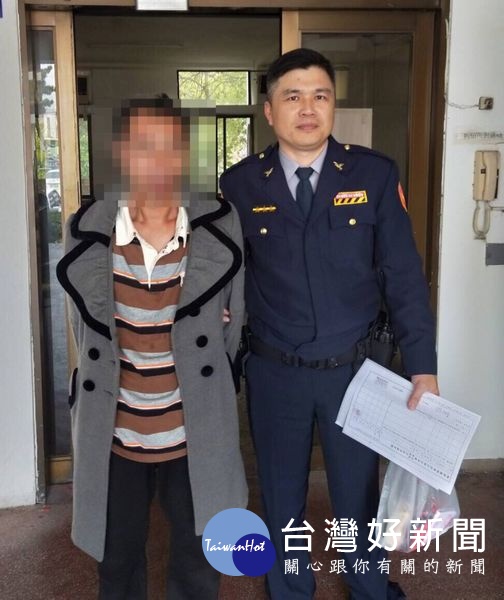 男子酒後駕車不勝酒力，把路旁的電線桿撞得傾斜位移，警方獲報立即協助交管並當場逮人送辦。（記者陳昭宗拍攝）