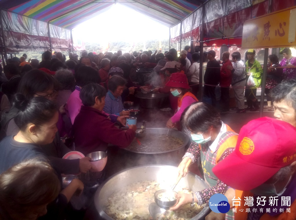 大溪普濟堂慶圓斗儀式,除請來法師祈福之外,也準備五千份平安點心供善信食用。