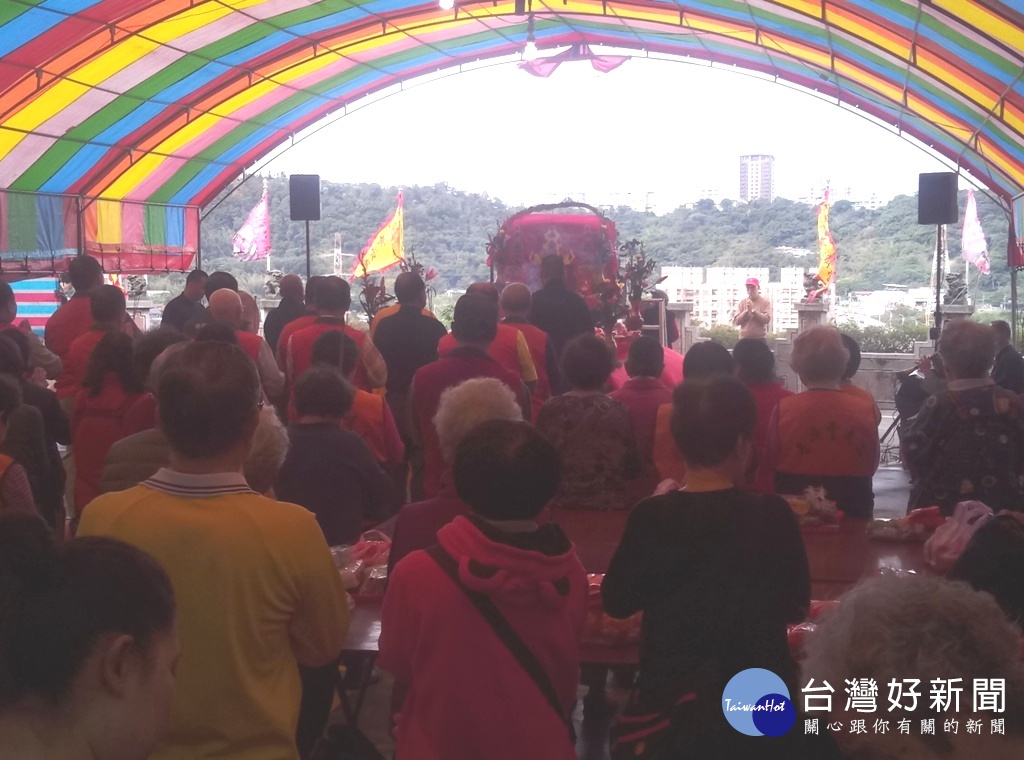 大溪普濟堂慶圓斗儀式,除請來法師祈福之外,也準備五千份平安點心供善信食用。