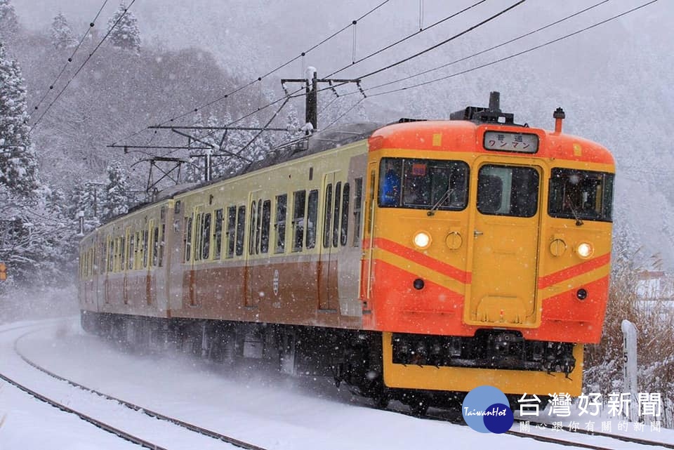 台鐵EMU100型自強號列車,駛於信濃鐵道全線間(圖/台鐵提供)