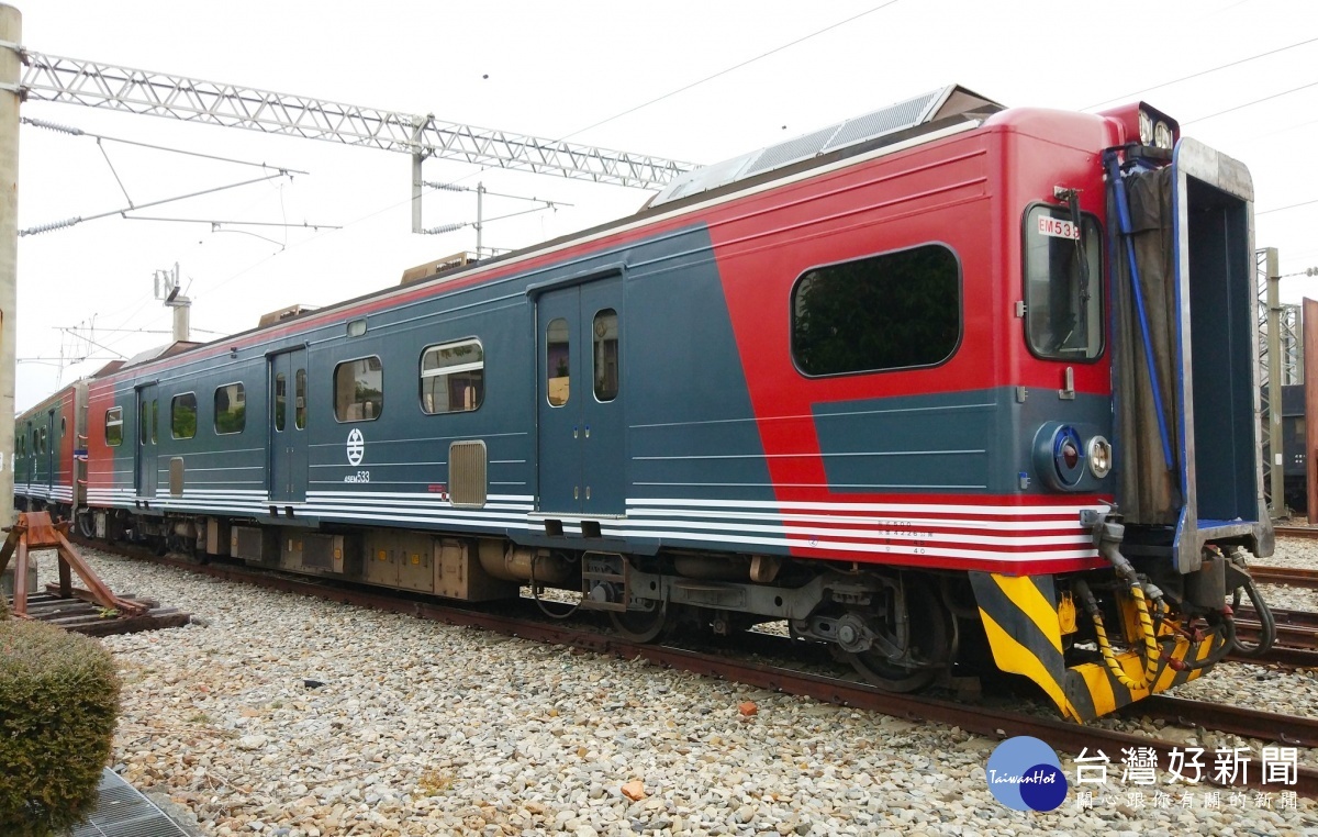 信濃鐵道列車開進台灣(圖/台鐵提供)