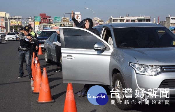 年關將近,北港警方為強化維護金融機構安全之決心,並提升全體危機應變能力,特辦理防搶勤務演練,過程逼真確實。(記者陳昭宗拍攝)
