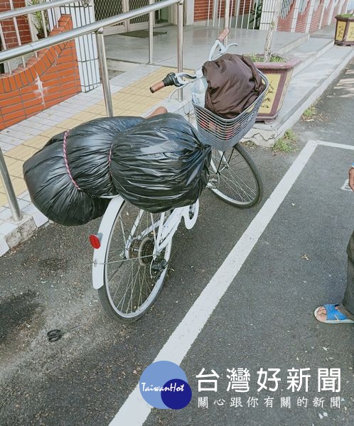 惠來所員警熱心協助路旁腳踏車破胎之騎士，經細心詢問意外查獲該名男子涉嫌偷竊腳踏車，依竊盜罪移送偵辦。（記者陳昭宗拍攝）