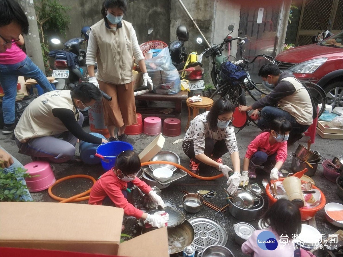 員林青工會、華山基金會挽袖總動員　為獨居長者老窩大掃除