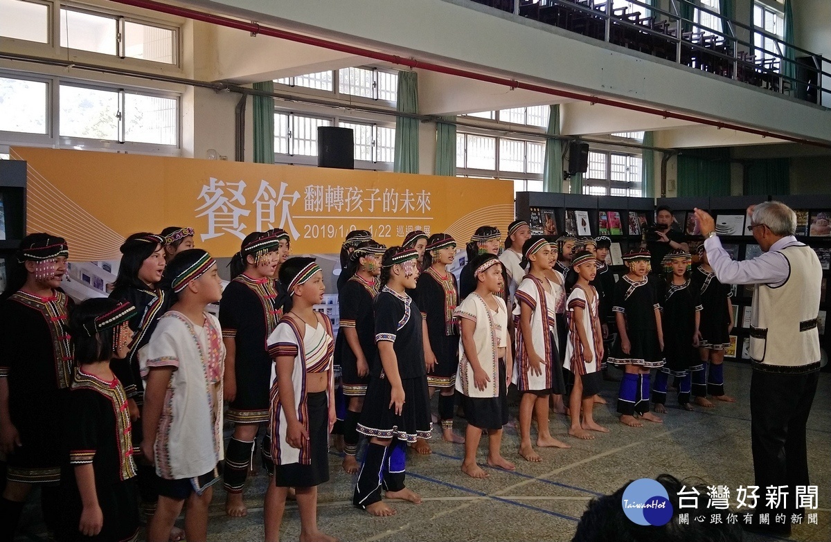 羅娜國小學生熱情演出,歡迎益品書屋的朋友們。〈記者吳素珍攝〉