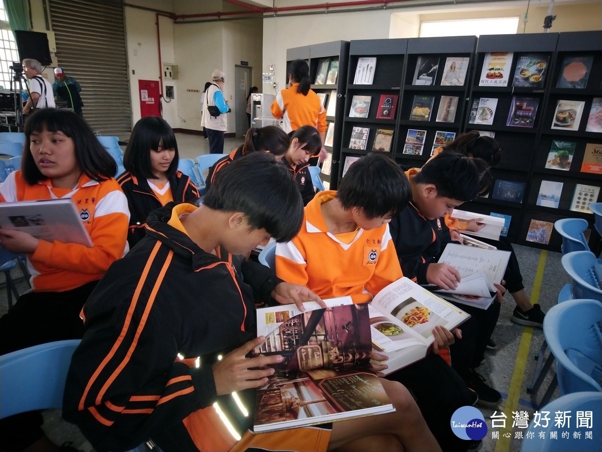 精裝圖文書,吸引許多的學生閱讀。〈記者吳素珍攝〉