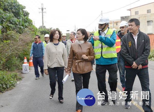 縣長張麗善前往高鐵雲林站會勘站區聯外道路系統改善計畫,以及聯外道路指示標誌的增設工程,盼提升鄉親往返高鐵站的便利。(記者陳昭宗拍攝)