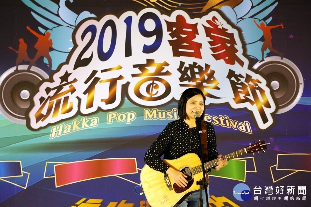 記者會中，2018客家流行音樂節雙料冠軍黃宇寒演唱得獎作品「給自己」。