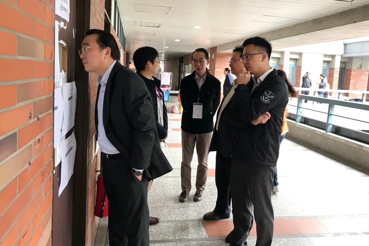 桃捷公司董事長劉坤億、總經理蒲鶴章一大早就到考場關心。