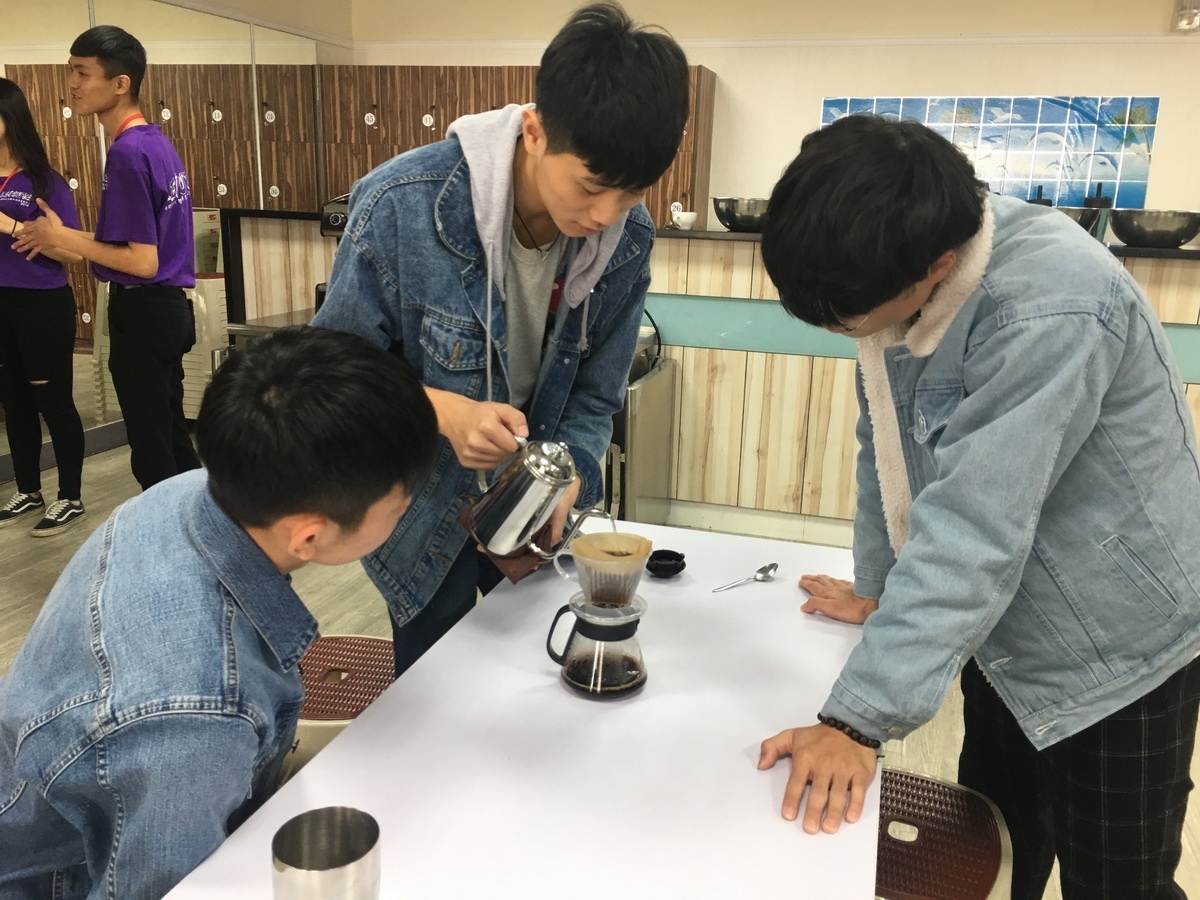 研習營同學親自體驗手沖咖啡的技巧。（記者扶小萍攝）