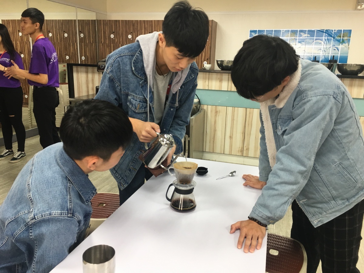 研習營同學親自體驗手沖咖啡的技巧。(記者扶小萍攝)