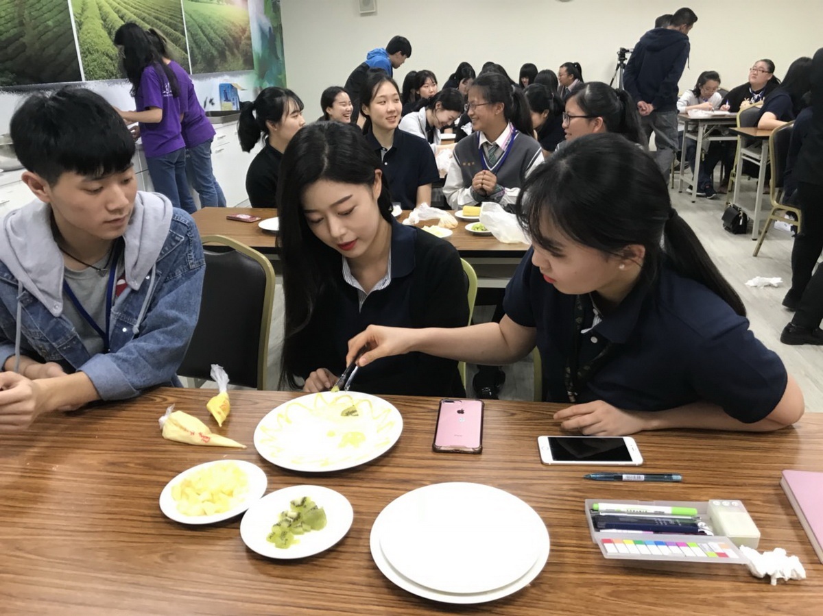韓國同學學習餐飲擺盤等方式。