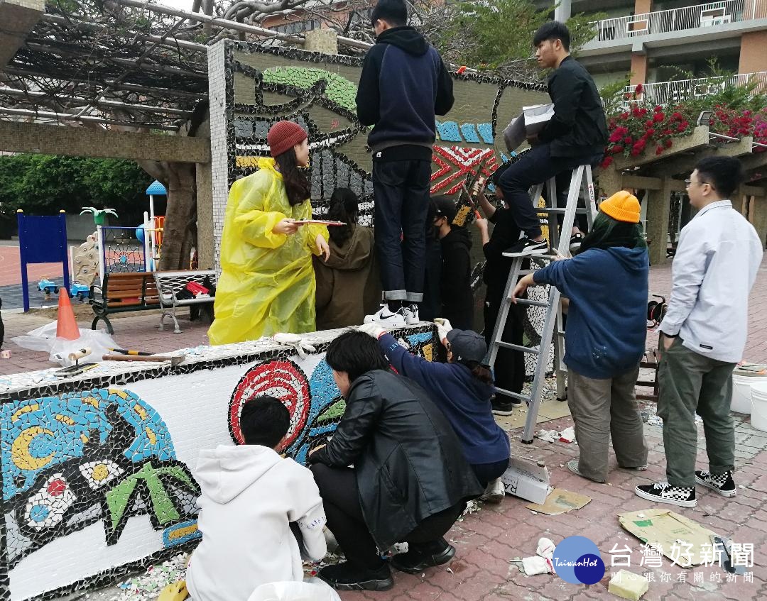 中原大學師生拼貼馬賽克創意，讓大甲國小原本斑駁脫落的牆面化身為校園新地標