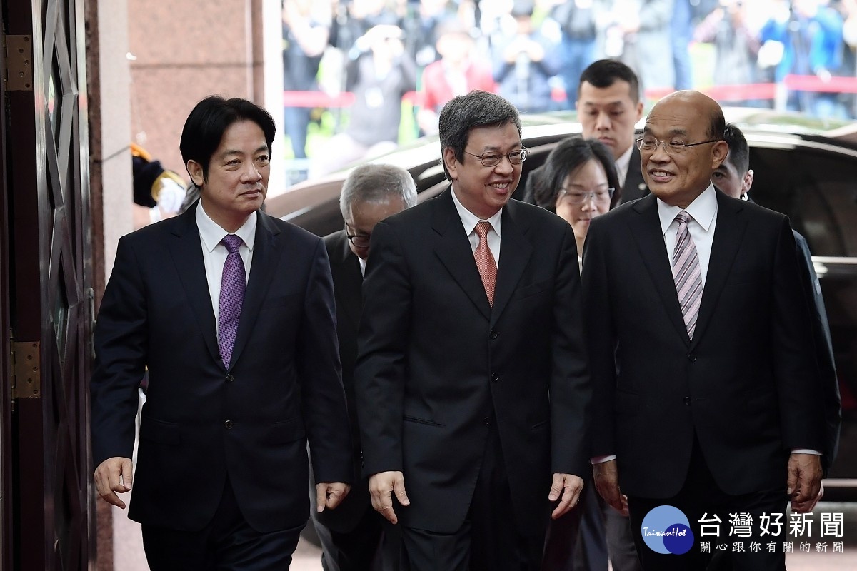 蘇貞昌幽默的表示,扛起擔子跟卸下擔子的心情完全不同,「賴院長笑得比我燦爛,一個周末看電影,一個在組閣」。希望賴清德不要忘記他這個兄弟在這裡扛著重擔,希望隨時指教。