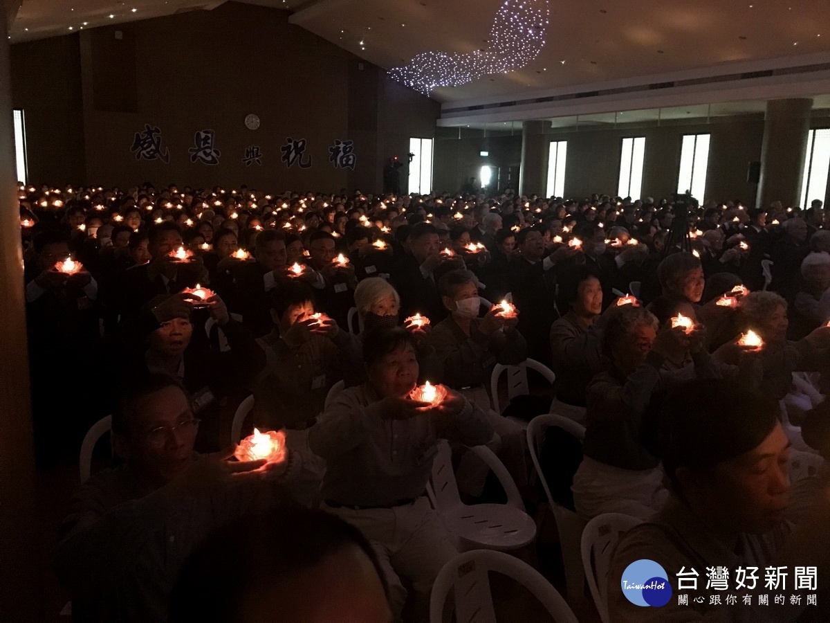 參與歲末祝福點燃心燈祈求平安。(記者扶小萍攝)