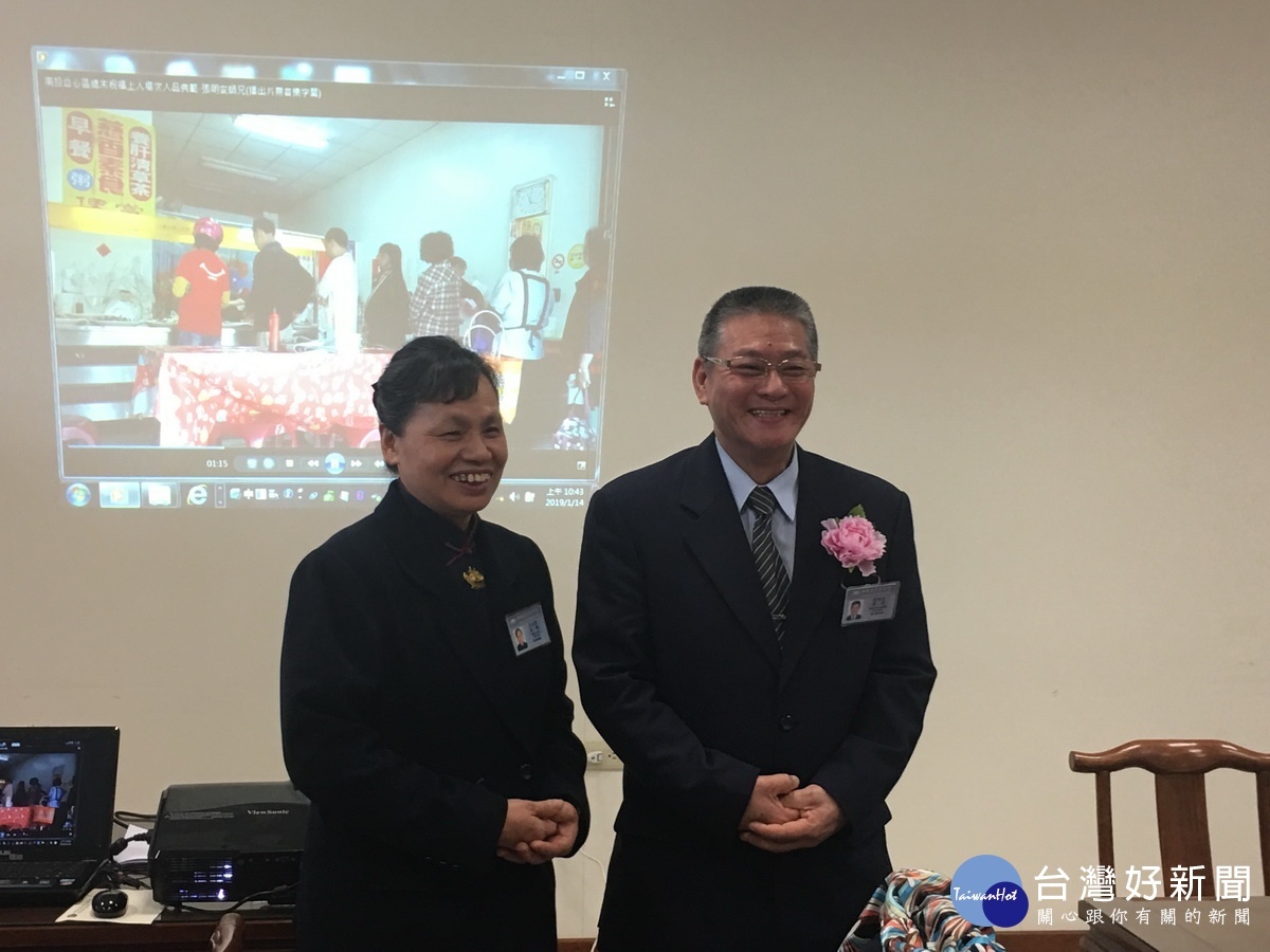 張明安志工夫婦暢言慈濟讓他改變人生。(記者扶小萍攝)