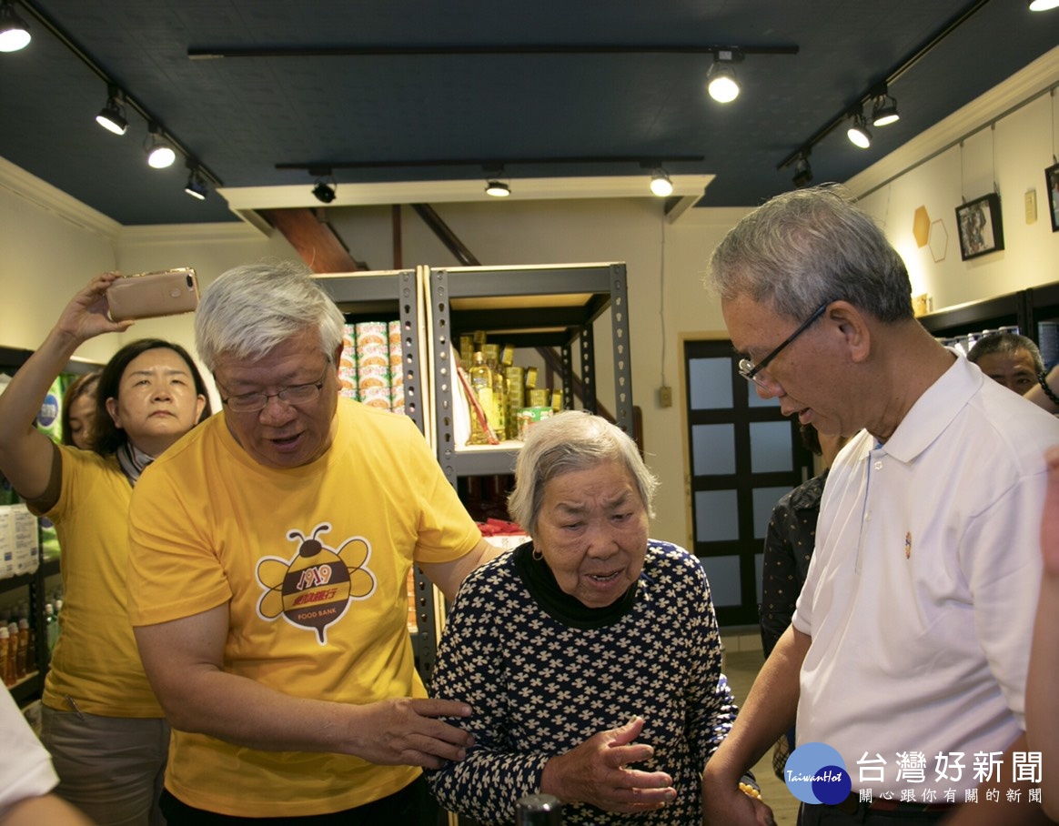 頂新和德1919食物銀行,提供彰化永靖鄉的弱勢家庭更即時與需要的服務。