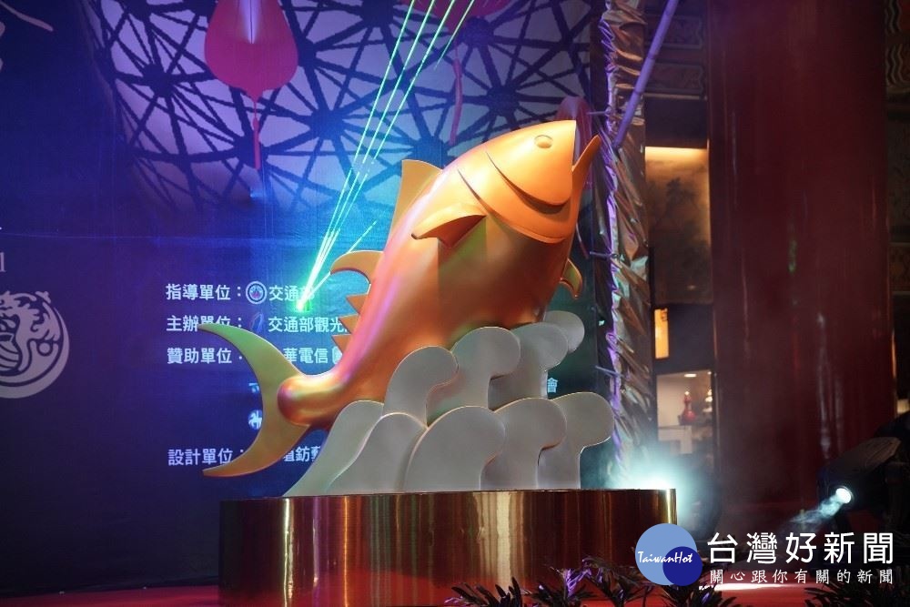 有別與以往每年台灣燈會皆由值年生肖擔任花燈主燈，今年屏東縣政府反倒以鮪魚意象，設計出「巨鮪來富」主燈，今年的生肖豬則成為副燈。