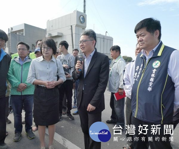 立委蘇治芬及水利署長賴建信等人,馬不停蹄在海線各鄉鎮視察水利設施,希望能解決地方淹水問題,讓民眾安居樂業,共同打造與水共榮的好環境。(記者陳昭宗拍攝)