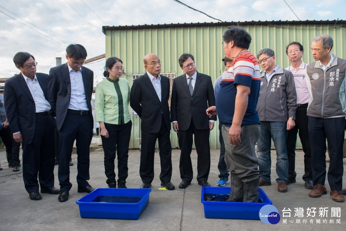 行政院長蘇貞昌與桃園市長鄭文燦巡視桃園欣倫畜牧場，聽取業者防疫措施。