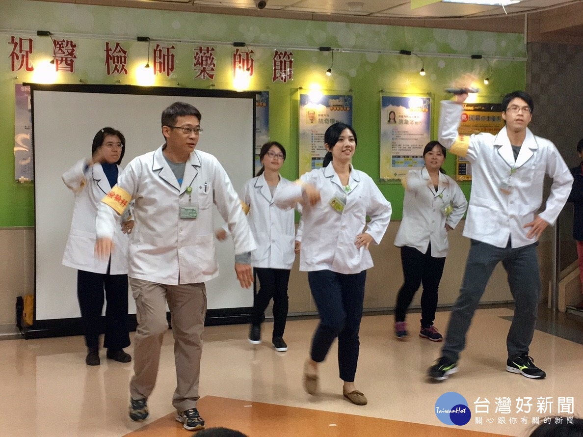 慶祝醫檢師節 秀傳醫檢師走出實驗室外與民互動