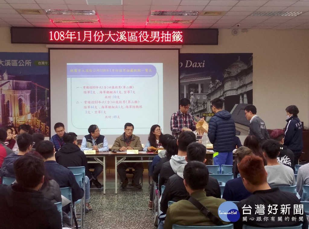 圖:大溪區環保清潔中隊,印製通知單分送家戶,了解今年的清運垃圾措施。