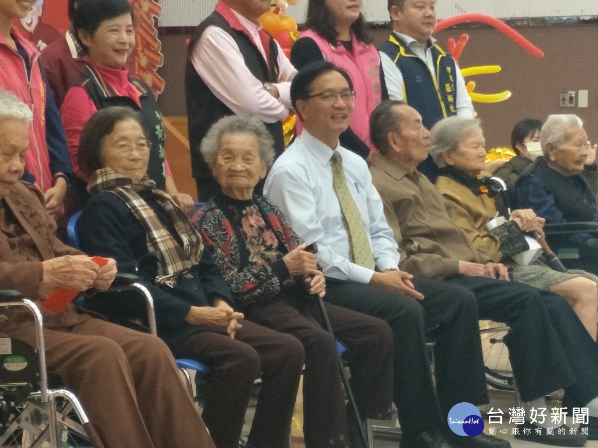 彰化市公所發放春節敬老年金,(中)為彰化市長林世賢。圖/記者鄧富珍攝