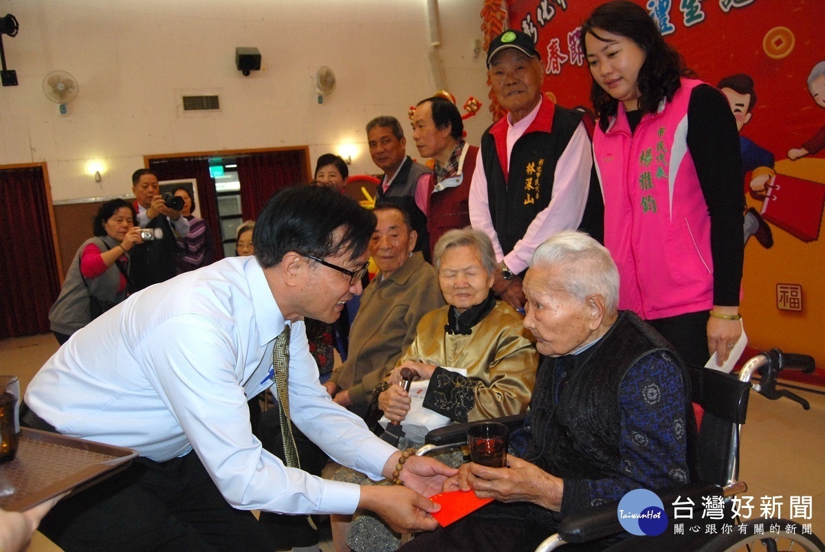 彰化市長林世賢為101歲的薛黃賀奉茶並致贈紅包。圖/記者鄧富珍攝